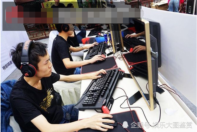 绝地求生 职业选手斜着键盘有很多好处 网友 难怪人家天天吃鸡 看点快报