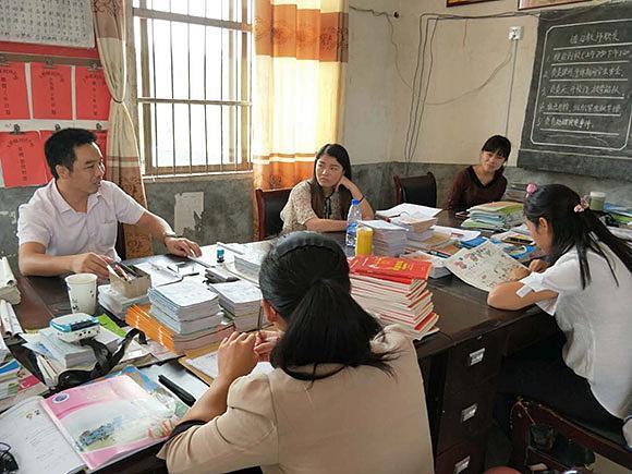 村官排名_江苏村官饭桌吃奶照片