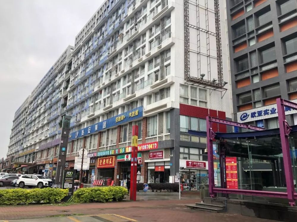 从大石地铁站b出口一出来,就是 we公馆.
