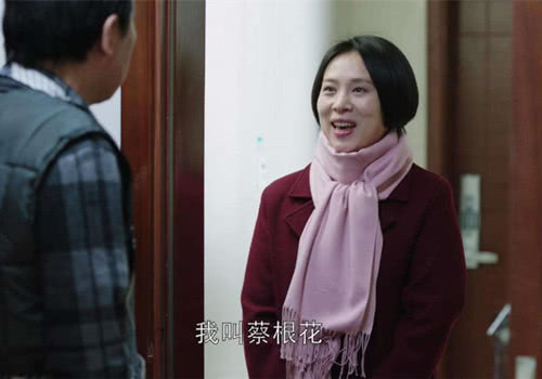《都挺好》小蔡火了,戏外烈焰红唇撞脸海清,网友:这哪像保姆?