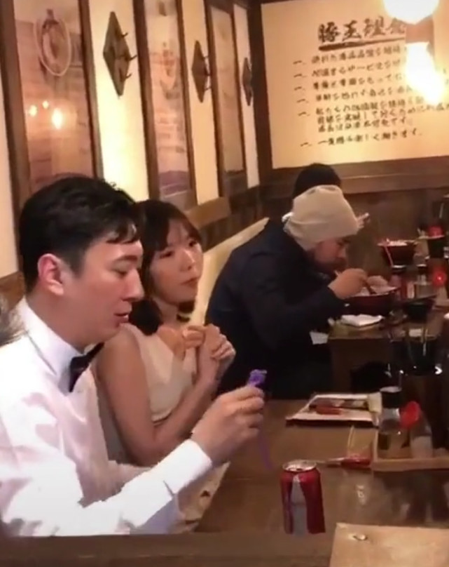 王思聪当伴郎被伴娘撕腿毛仍一脸宠溺，事后带伴娘吃烧烤加餐（组图） - 11