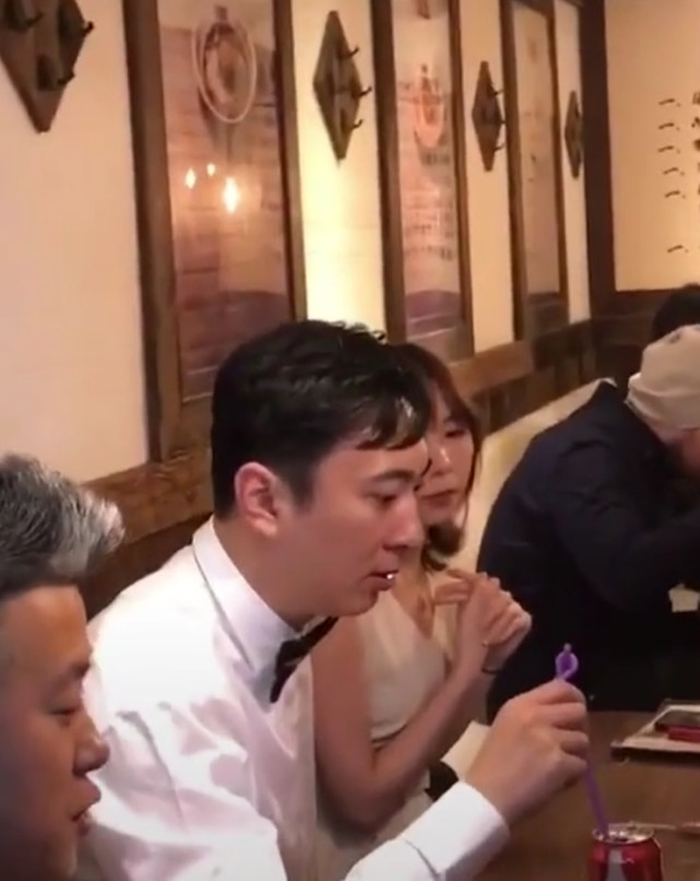 王思聪当伴郎被伴娘撕腿毛仍一脸宠溺，事后带伴娘吃烧烤加餐（组图） - 12