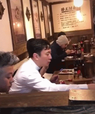 王思聪当伴郎被伴娘撕腿毛仍一脸宠溺，事后带伴娘吃烧烤加餐（组图） - 13