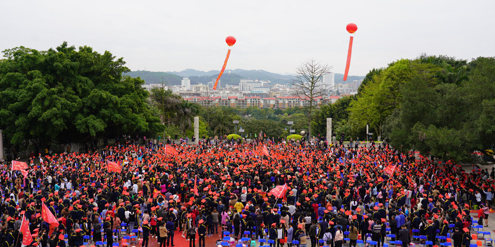 百色祈福高中隆重举行2019届成人礼暨高考冲刺誓师大会