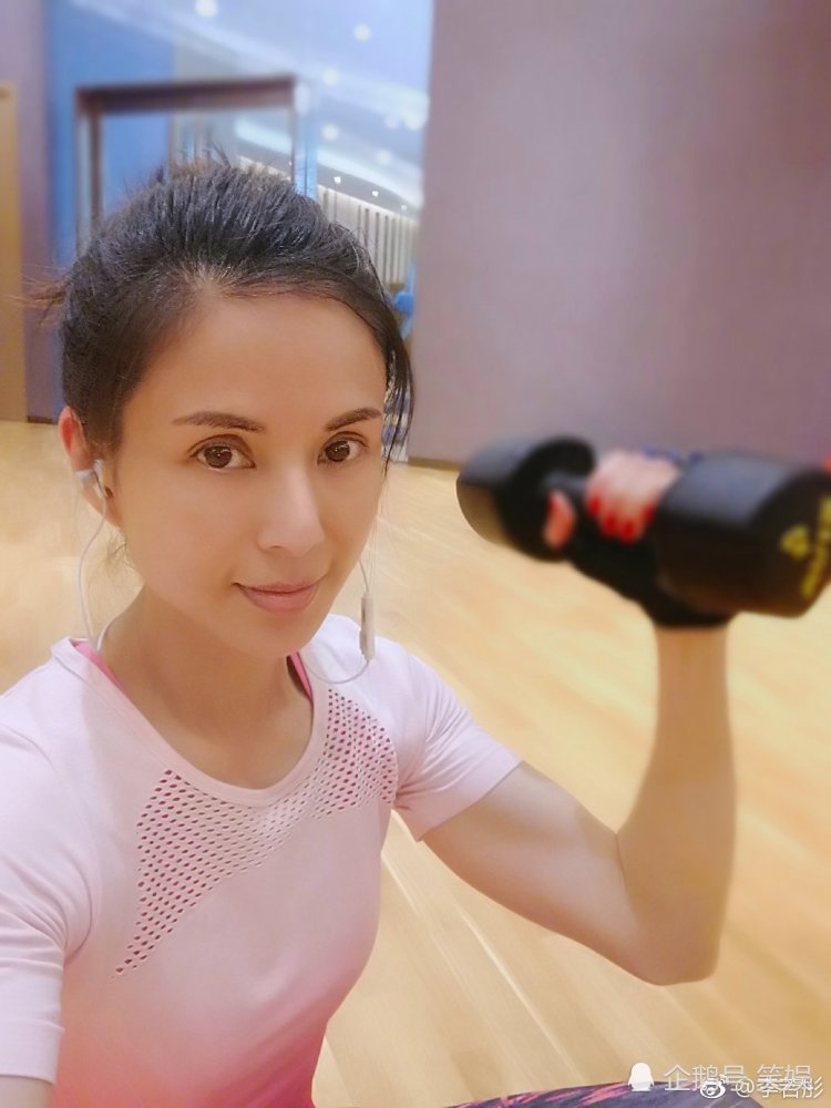 李若彤晒运动健身照,素颜出镜的她皮肤状态也太好了