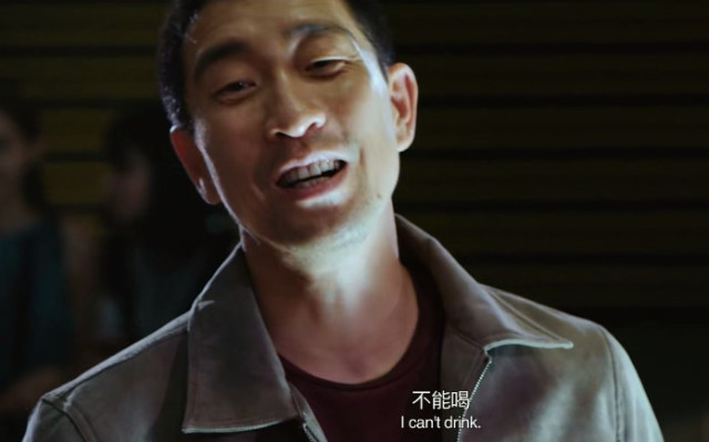 大人物:赵泰向孙警官敬酒,谁注意到酒的价格?难怪他不