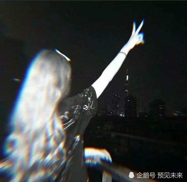 ins·光晕·黑白头像:妹子,不能被宠成小公主,就自己做大哥