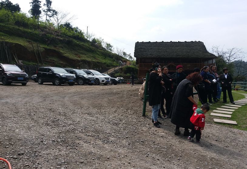 昨天珙县巡场七角山,竟然聚集这么多人!他们做什么