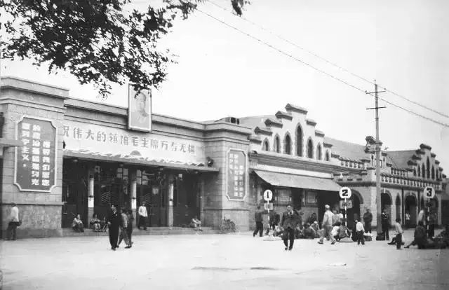 上世纪70年代以前,唐山火车站(现唐山南站)是座英式建筑.