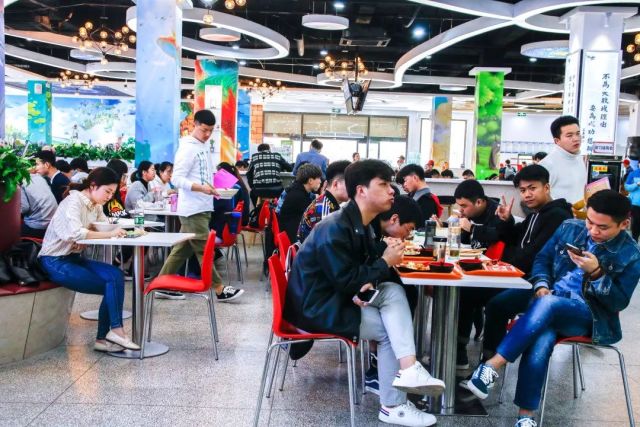 郑州这所学校的食堂,让我想重回校园!