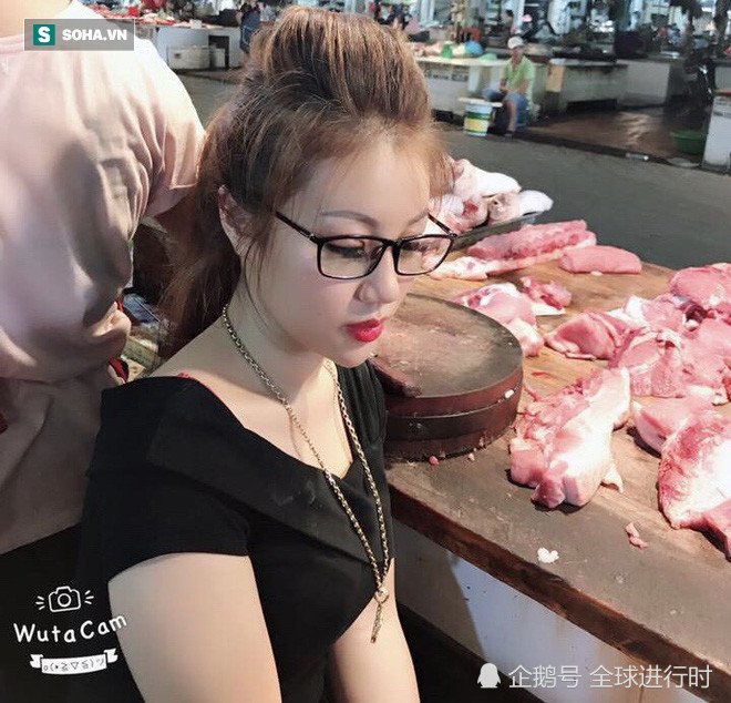 越南女子卖猪肉获赞“猪肉西施” 出摊前先打扮