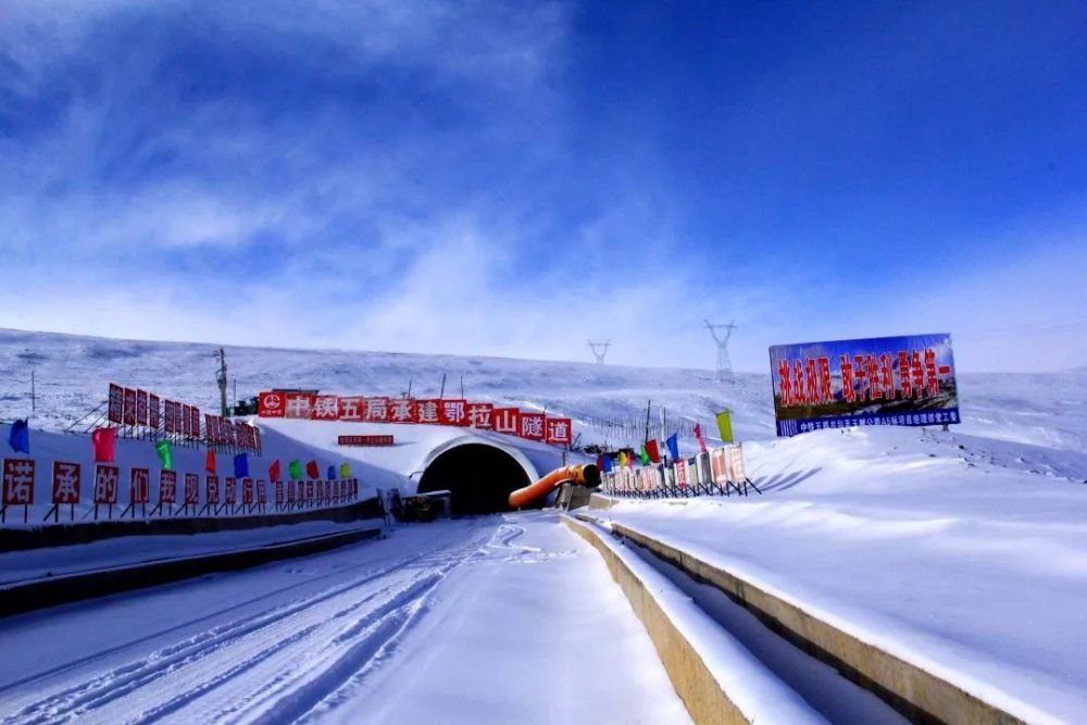 海拔4800米,双洞总长9065米的花久高速公路雪山一号隧道