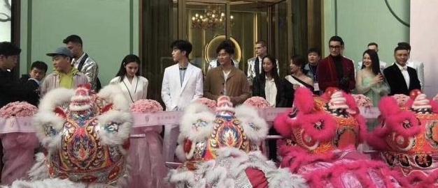 范冰冰美容院开业，不见好姐妹谢娜，好闺蜜张钧宁大老远亲自捧场