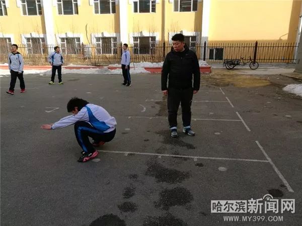 立定跳远:考试时注意场地状况 训练注意动作正确性