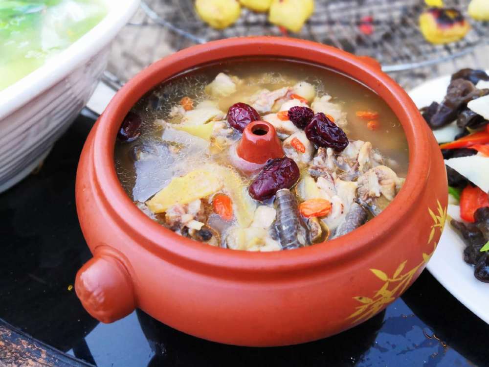 建水紫陶汽锅鸡,这个锅可以一个一个的摞起来,中间独特的造型是个管子