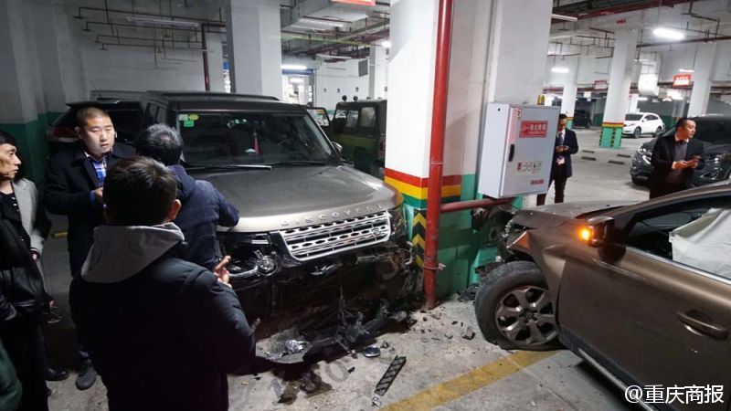 女司机车库内连撞8车：停不下来 吓懵了 (组图)