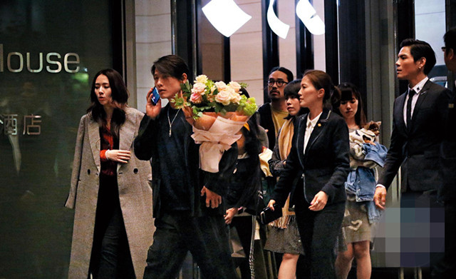 台媒曝向佐用巨型钻戒求婚成功,郭碧婷现身订