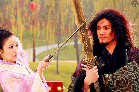 第一位是郑子成,郑子成饰演的商纣王也是十分经典的,很多人觉得这位商
