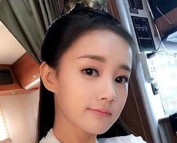 看看赵丽颖的替身李一桐就知道了,成功当上女主