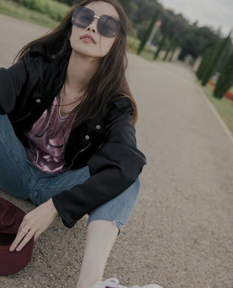 倪妮红唇出街吸睛抢眼,凌乱披发微笑侧头杀,31岁仍少女感十足