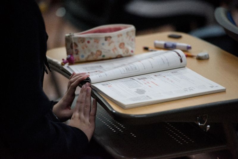 韩国这个大学教授净让研究生干这些事儿 代女儿写论文 出书捉刀 看点快报