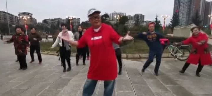 火了,粉丝320万 !贵州这位68岁大妈,成了抖音新晋网红!
