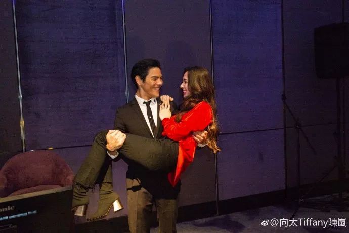 两个月就订婚?已经看不懂他们到底是真爱还是炒作了