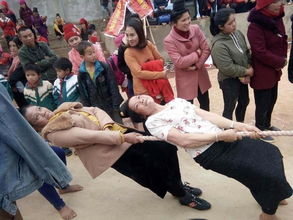 越南人拔河比赛奋力拉绳表情狰狞搞笑,照片使网友都笑