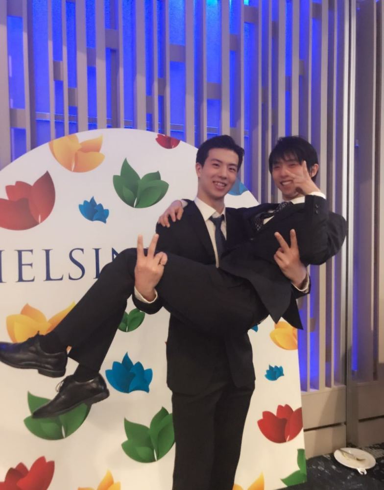 冰舞名将柳鑫宇晒羽生结弦"公主抱"4.0合照,选手们太