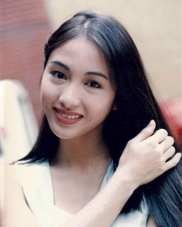 47岁黎姿晒照笑容灿烂,靓丽自信很有镜头感,牵手老公