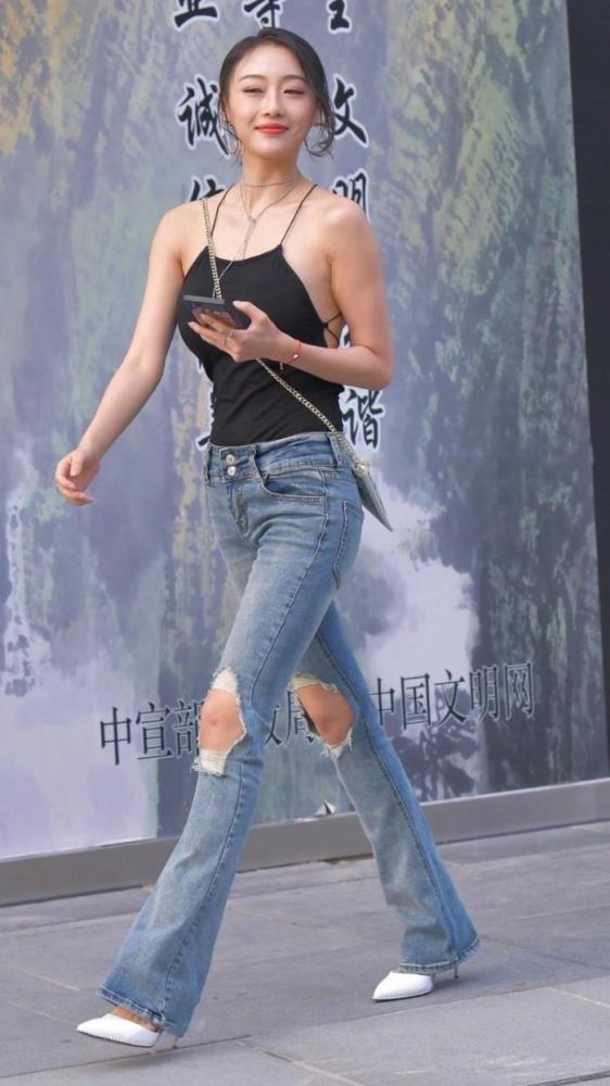 小姐姐笑起来眼睛很好看,真的超级可爱,有点像慵懒的猫咪.