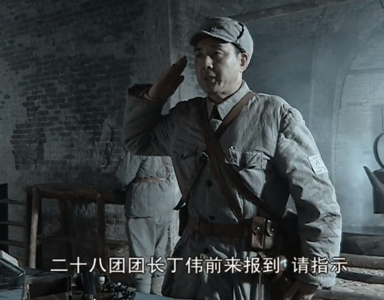 亮剑:丁伟被伪军团伙追杀,为何不杀丁伟?网友:有个"宝贝"!