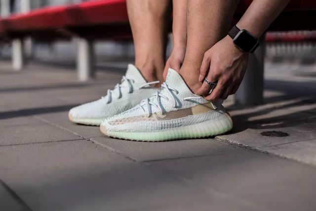 yeezy "最全穿法"!除了火爆kaws鞋带,还有这些系法