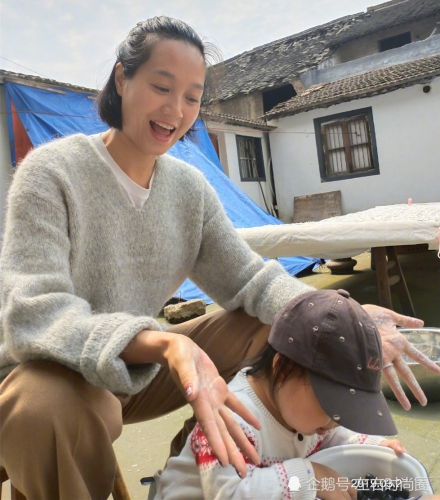 娱乐圈最接地气的妈妈,朱丹带女儿回老家晒藕粉,素颜