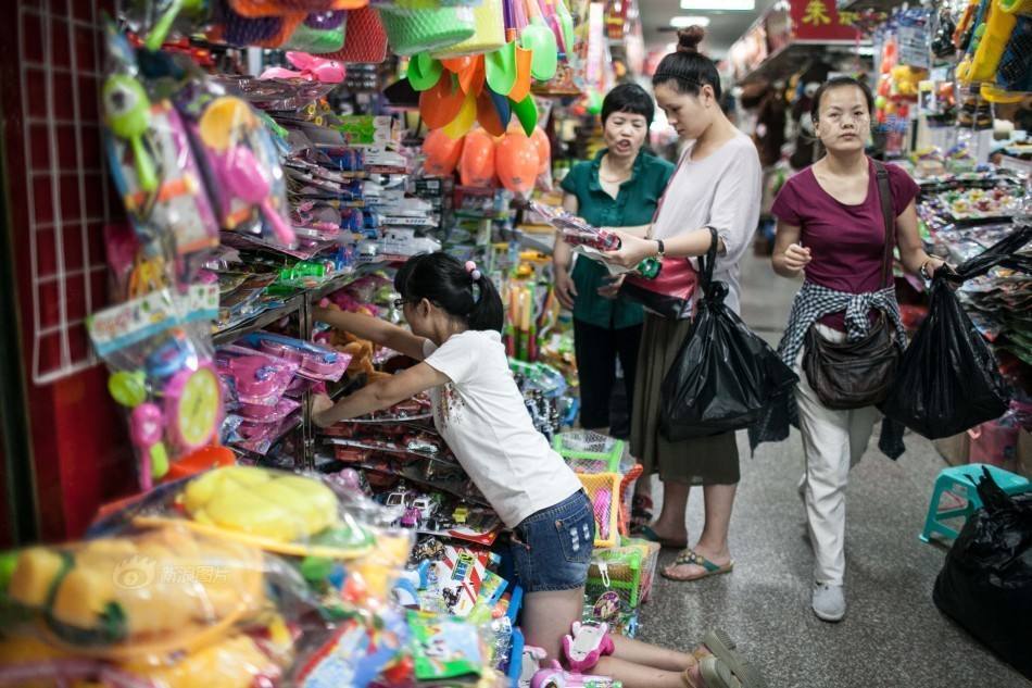 摆地摊卖内衣_摆地摊卖衣服图片