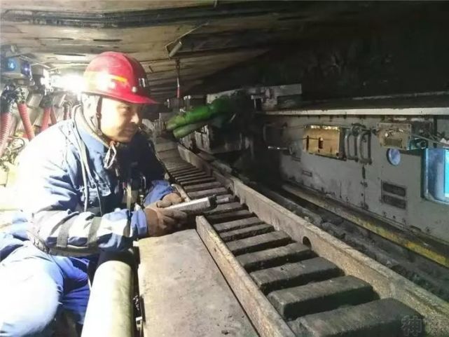去年9月份,公司首个薄煤层自动化综采工作面在榆家梁煤矿综采二队所在