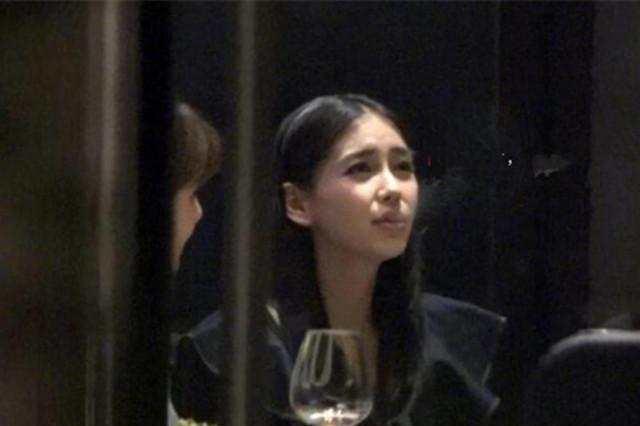 谢娜与好友私下聚会,吸烟神秘女孩成亮点,网友:清纯