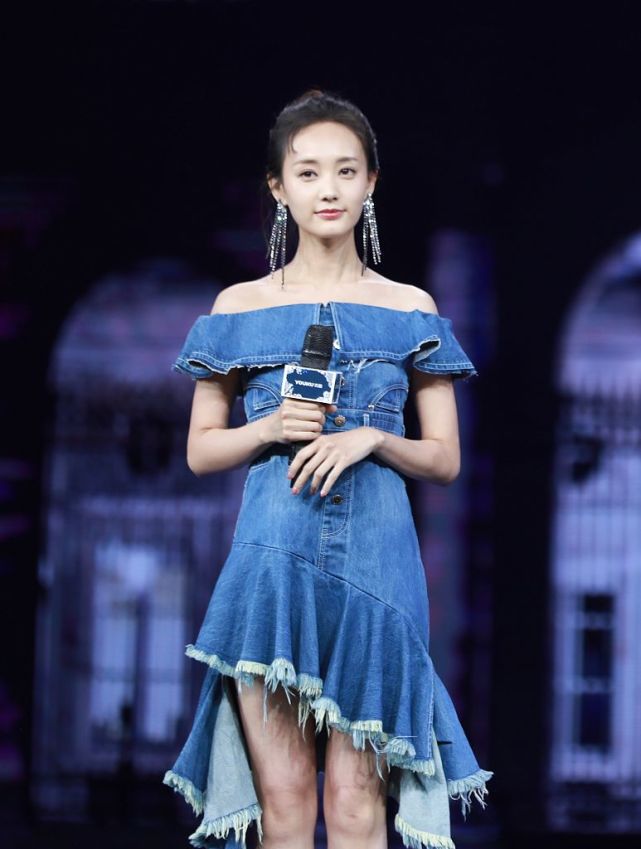 李一桐:一字肩不规则牛仔裙 红色一字带凉鞋乖巧小女人