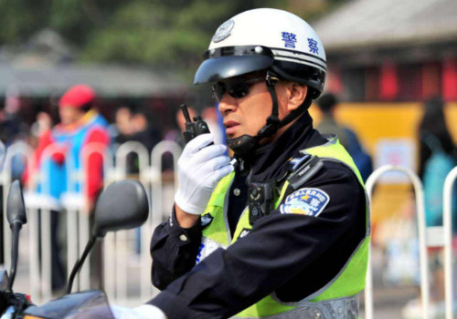 警察在抓人时为何要一直鸣笛 是怕敌人听不见吗 看完你就知道了 看点快报