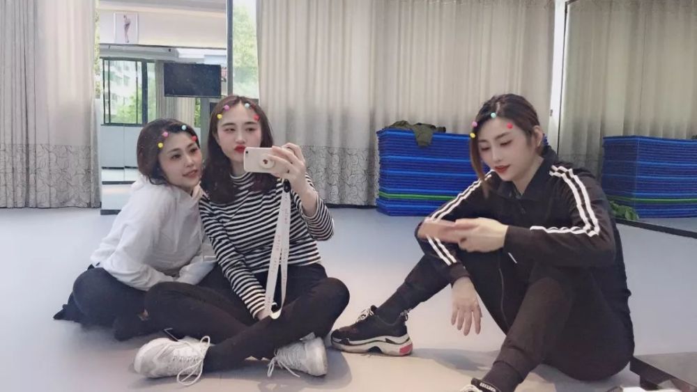 搞怪靓丽的三人组