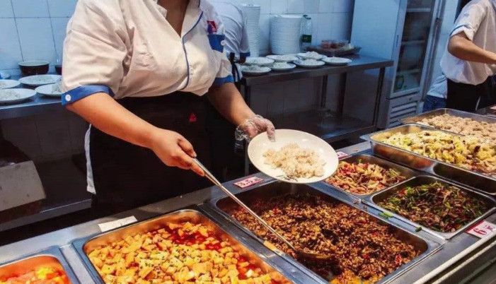 为何大学食堂阿姨打饭即使浪费,也不多给学生一些