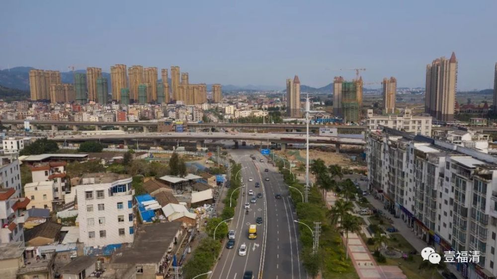 道路起点位于龙山加油站,终点至规划中央大道,道路总长2