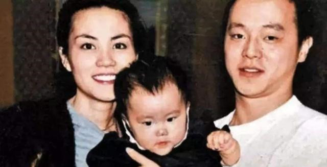 王菲第一任丈夫窦唯被曝出三婚,妻子是他的狂热粉,三胎又得女