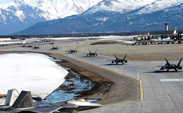 埃尔门多夫空军基地:美空军24架f-22战机军演"大象