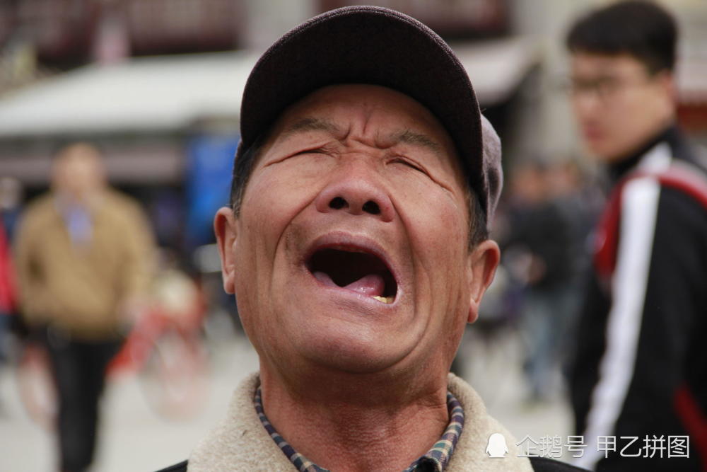 天津:网红大爷成中老年人偶像 大家纷纷围着求合影