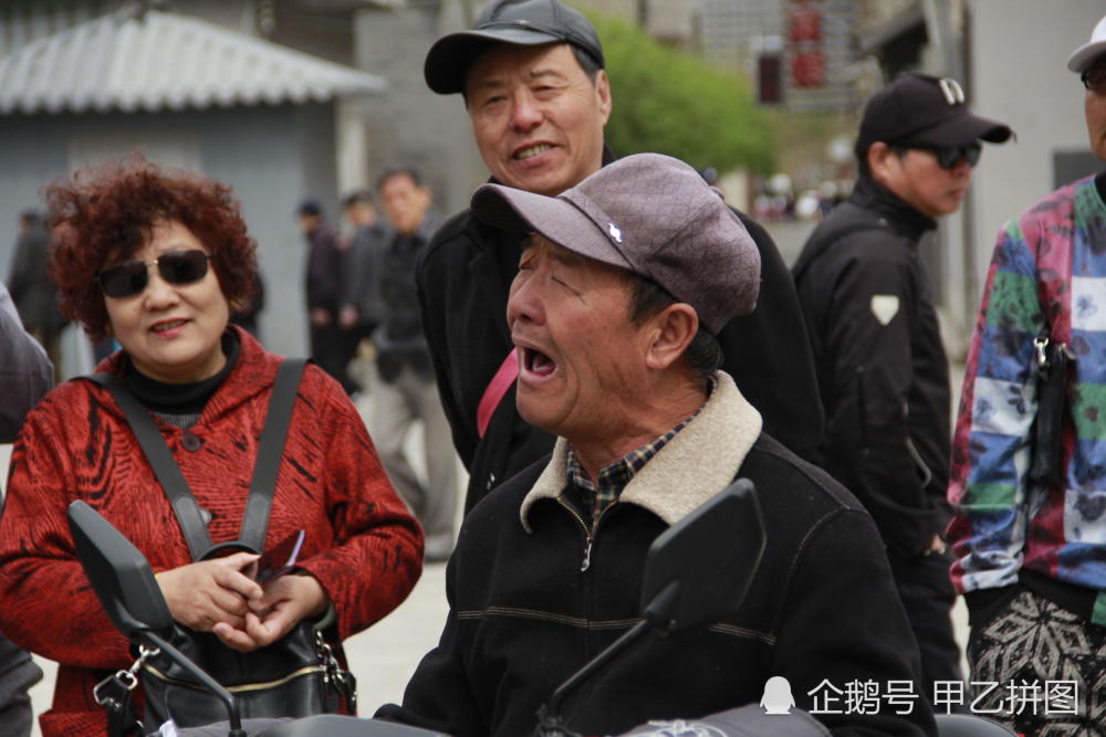 天津:网红大爷成中老年人偶像 大家纷纷围着求合影