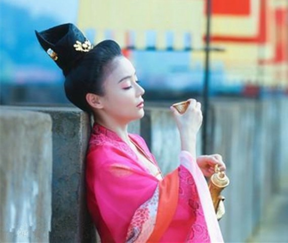 古装剧中女星喝酒,杨幂惬意,袁姗姗慵懒,而她却美成了画一般!