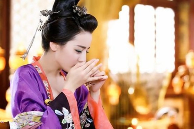 古装剧中女星喝酒,杨幂惬意,袁姗姗慵懒,而她却美成了