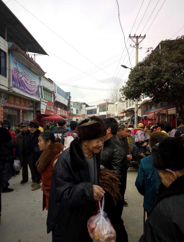 重庆农村春节期间赶集的场景,你看着是否会很熟悉亲切