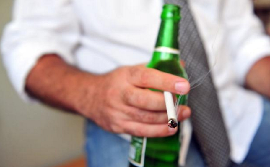 一个人如果不抽烟不喝酒,最多能活多久?健康专家给出